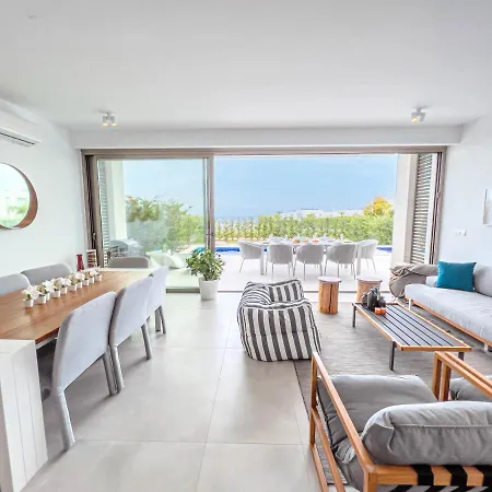 Azure Seaview - Jade Protaras