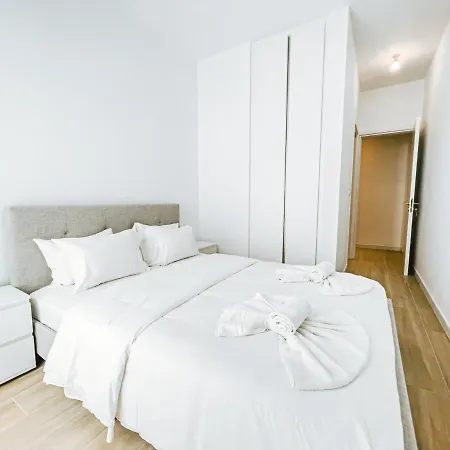 Azure Seaview - Jade Protaras